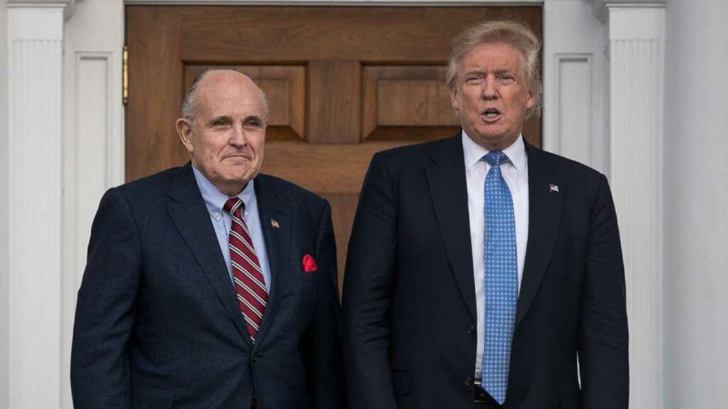 Rudy Giuliani, exabogado de Donald Trump, pidió declararse en bancarrota, días después de ser condenado a pagar millones de dólares. Foto: AFP
