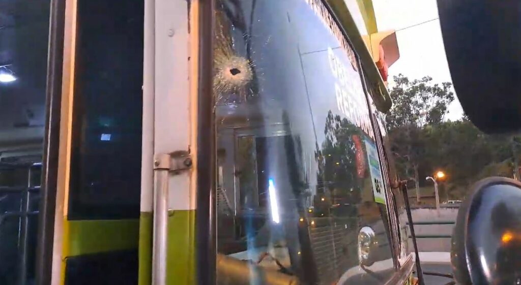 Asaltantes atacan bus Obelisco