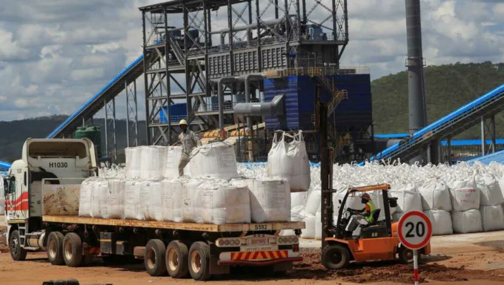 Bolivia firmó un convenio con el consorcio chino CBC para la construcción de una planta destinada a la extracción directa de litio. Foto: AFP