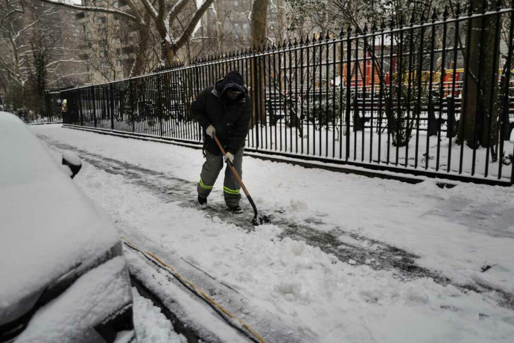 Nueva York apareció cubierta por una fina capa de nieve que ha puesto fin a casi dos años sin la característica postal invernal. Foto: AFP