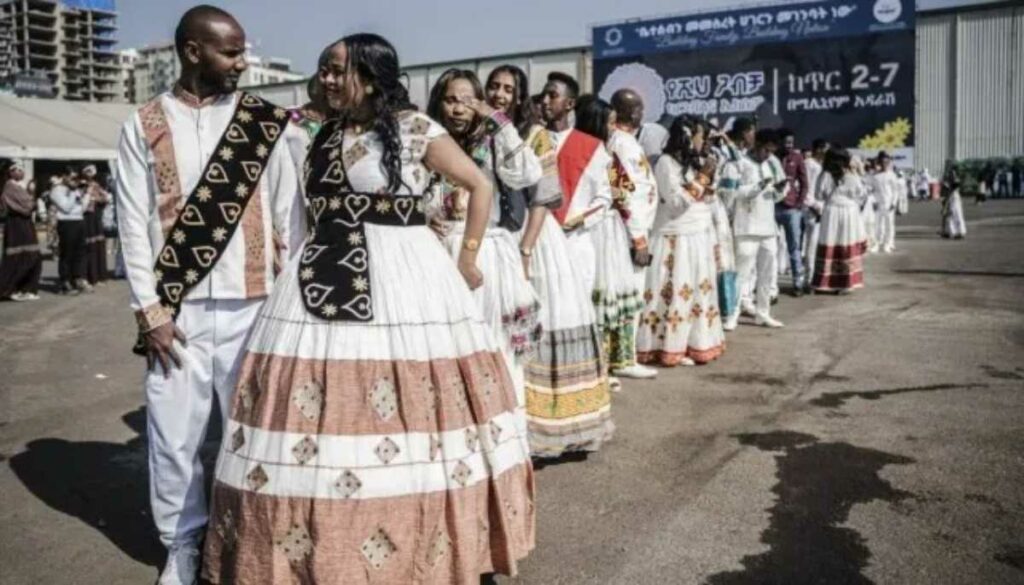 Cientos de parejas se reunieron en Adís Abeba, la capital de Etiopía, para participar en una boda tradicional multitudinaria. Foto: AFP