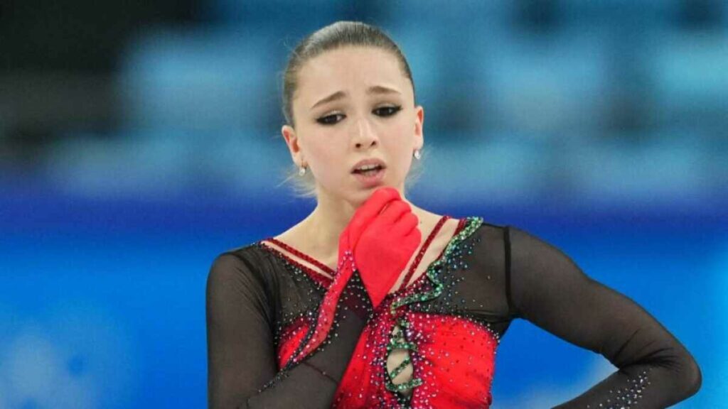La patinadora rusa Kamila Valieva, cuyo positivo por dopaje sacudió los Juegos de Invierno de Pekín-2022, fue suspendida por cuatro años.