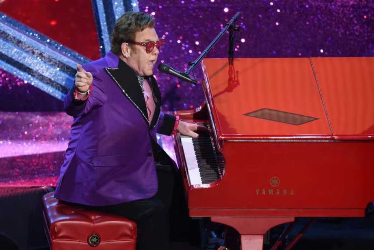 Unas botas plateadas de plataforma con sus iniciales E y J, un piano forman parte de los objetos personales del Elton John subastará. Foto: AFP