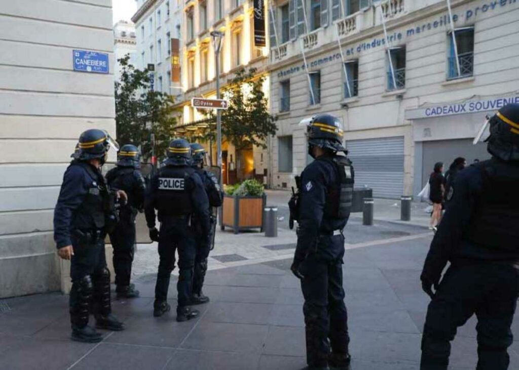 Tres policías comparecen ante la justicia en Francia por una grave agresión que provocó lesiones rectales a un joven. Foto: AFP