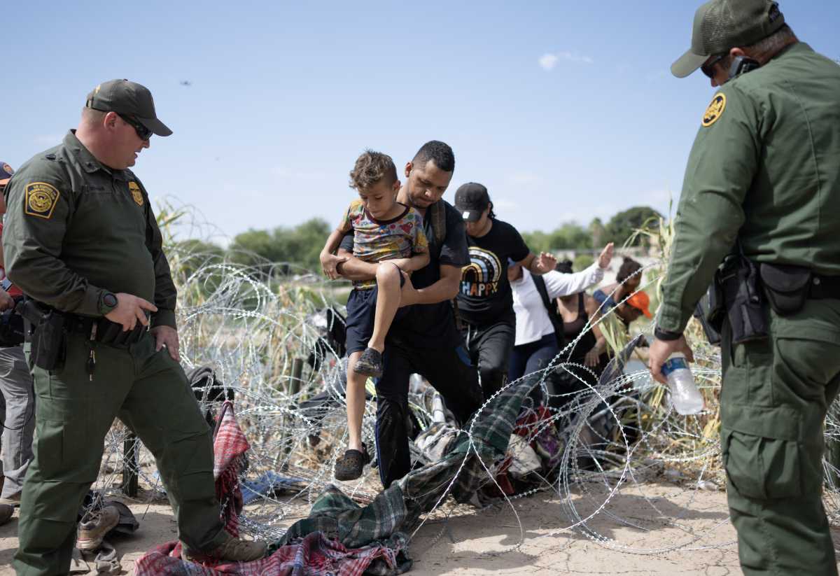 La Corte Suprema de EE.UU. ha permitido a los agentes de la Patrulla Fronteriza cortar el alambre de púas que Texas instaló en la frontera. Foto: AFP