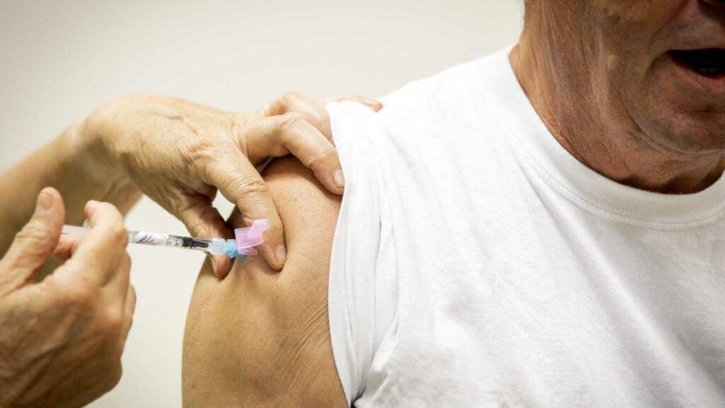 Las vacunas contra el Covid-19 salvaron al menos 1.4 millones de vidas en Europa, dijo el responsable regional de la OMS. Foto: AFP