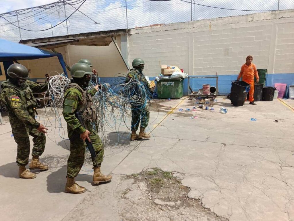 Las fuerzas armadas de Ecuador retiraron cientos de metros de cables de internet y televisión satelital en una de las peligrosas cárceles. Foto: AFP