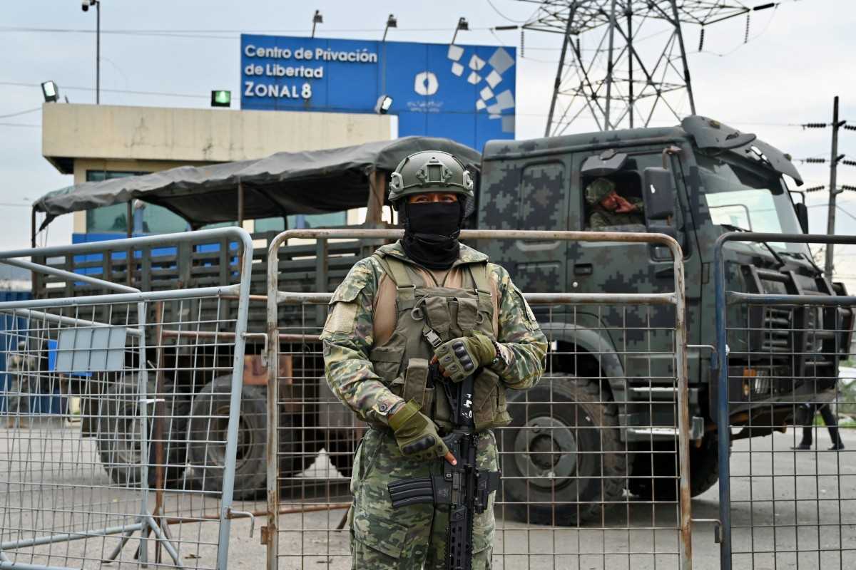Militares y policías ingresaron a una cárcel del complejo penitenciario de Guayaquil, epicentro de la guerra contra el narco en Ecuador. Foto AFP