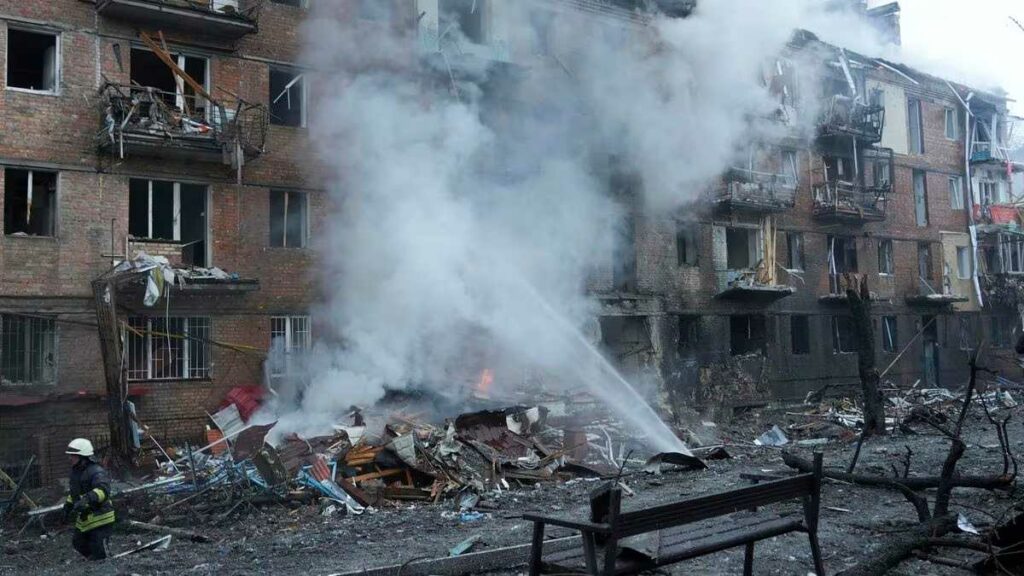 Al menos siete civiles ucranianos murieron y decenas resultaron heridos por ataques aéreos rusos. Foto: AFP