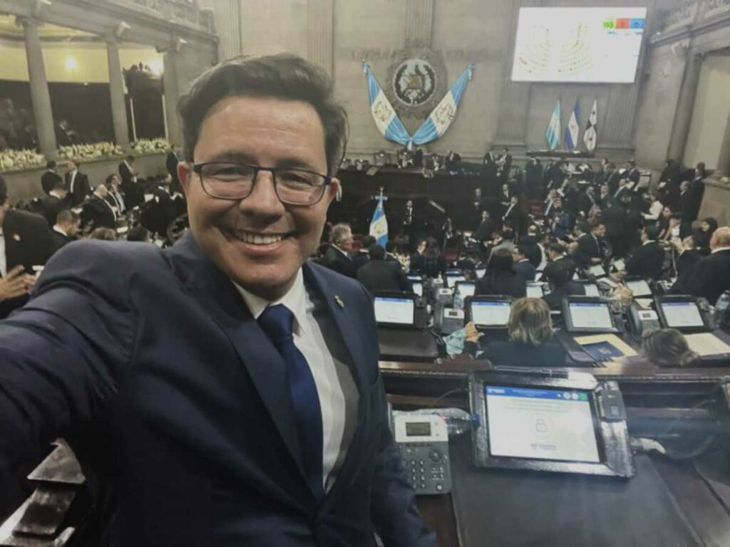 El diputado Julio Héctor Estrada no contaba con la constancia transitoria de inexistencia de reclamación de cargos (finiquito). Foto: Redes Sociales.