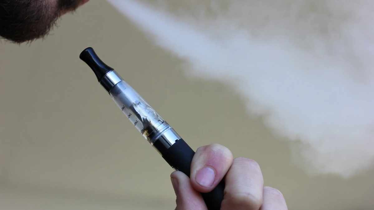 Reino Unido prohibirá los cigarrillos electrónicos desechables, muy apreciados entre los jóvenes por su sabor afrutado. Foto: AFP