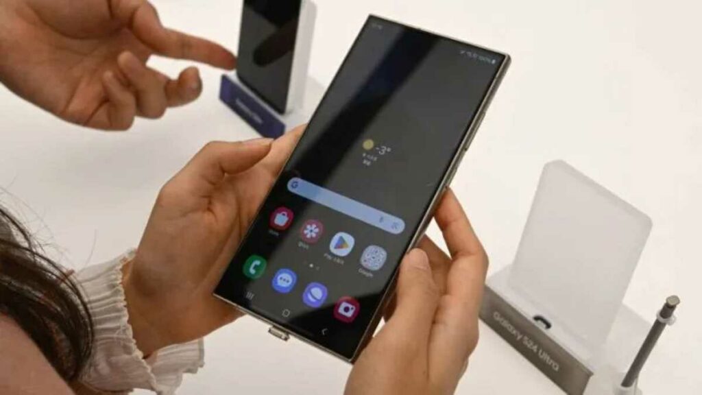 Samsung lanzó su más reciente modelo de Galaxy, el popular teléfono inteligente que esta vez incorpora inteligencia artificial (IA). Foto: AFP