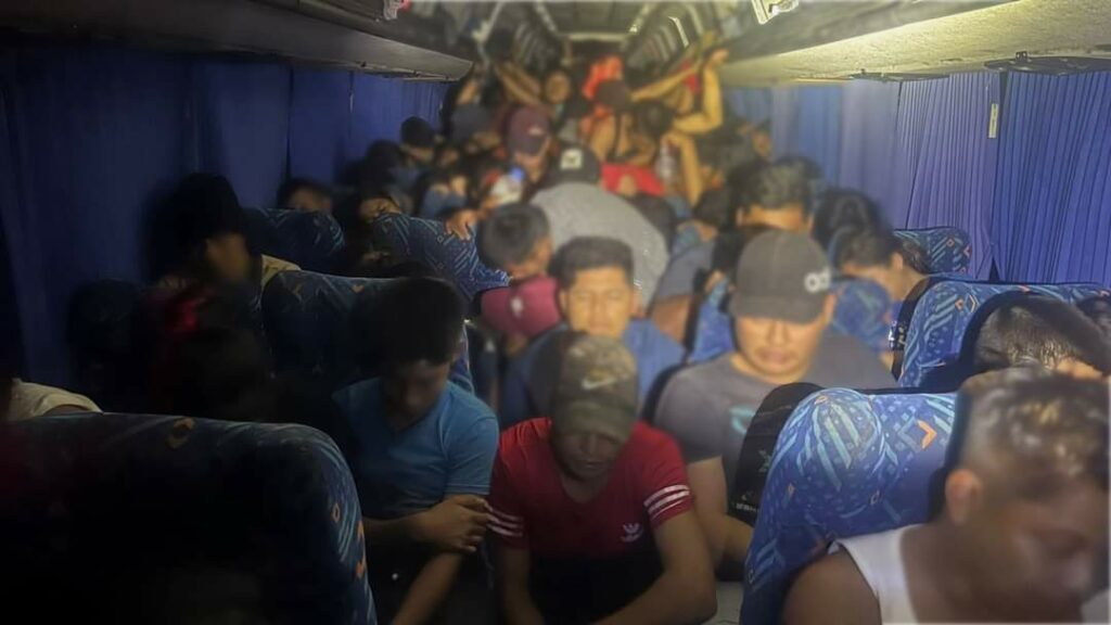 Guatemaltecos hacinados en autobús