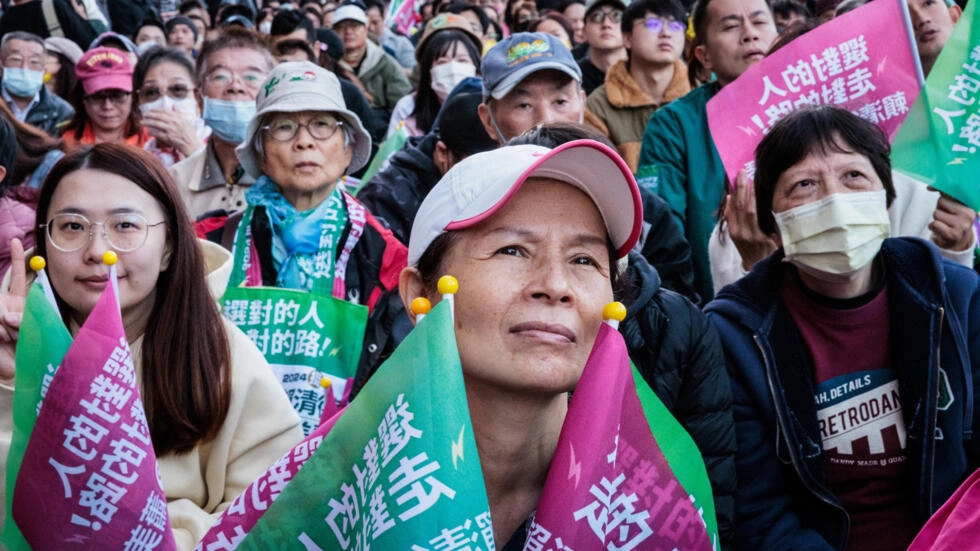 Seguidores del Partido Demócrata Progresista (DPP), cuyo candidato es Lai Ching-te, esperan los resultados de los comicios presidenciales en Taiwán, el 13 de enero de 2023 © Yasuyoshi CHIBA / AFP