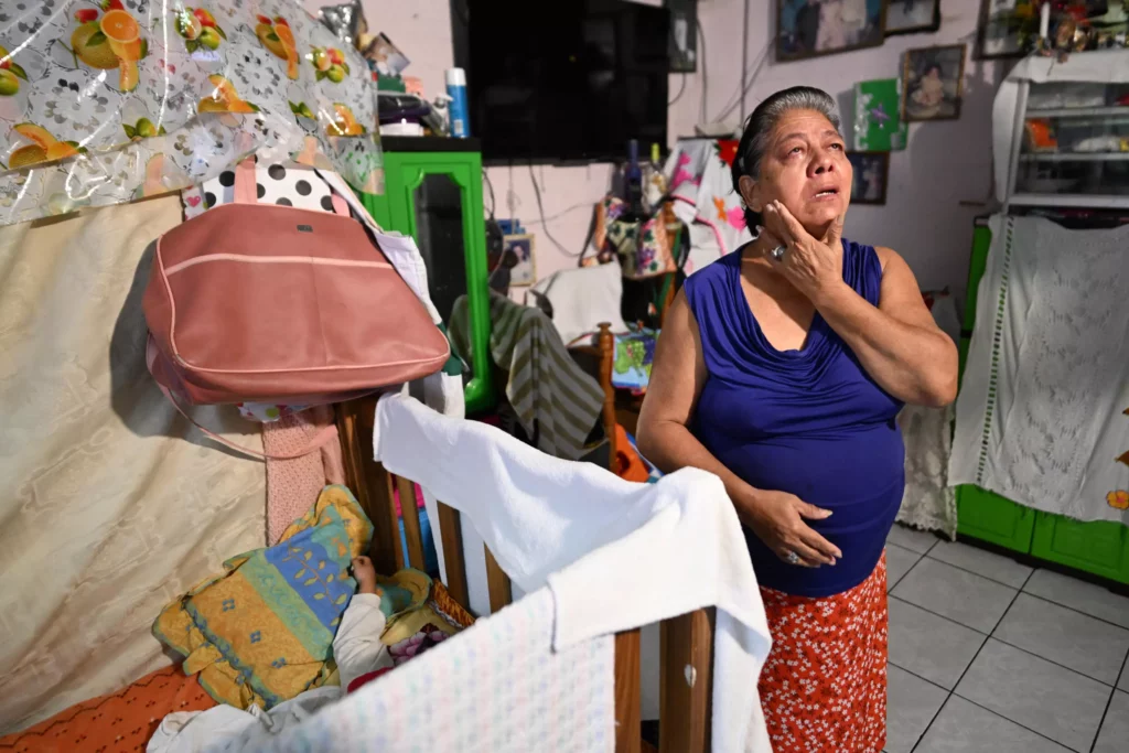 Josefina Bonilla, madre de Stefany Santos, una madre soltera que fue capturada durante el régimen de excepción, habla durante una entrevista con AFP en Soyapango, El Salvador, el 29 de enero de 2024