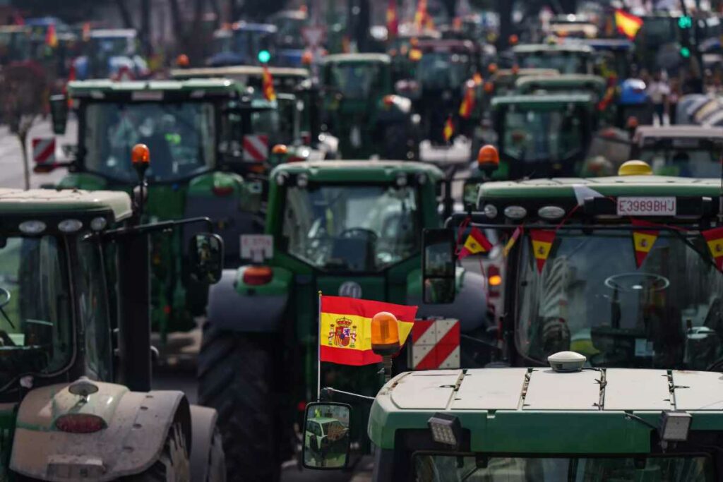 Los agricultores volvieron a bloquear con tractores varias carreteras españolas, en protesta contra la política agrícola europea. Foto: AFP
