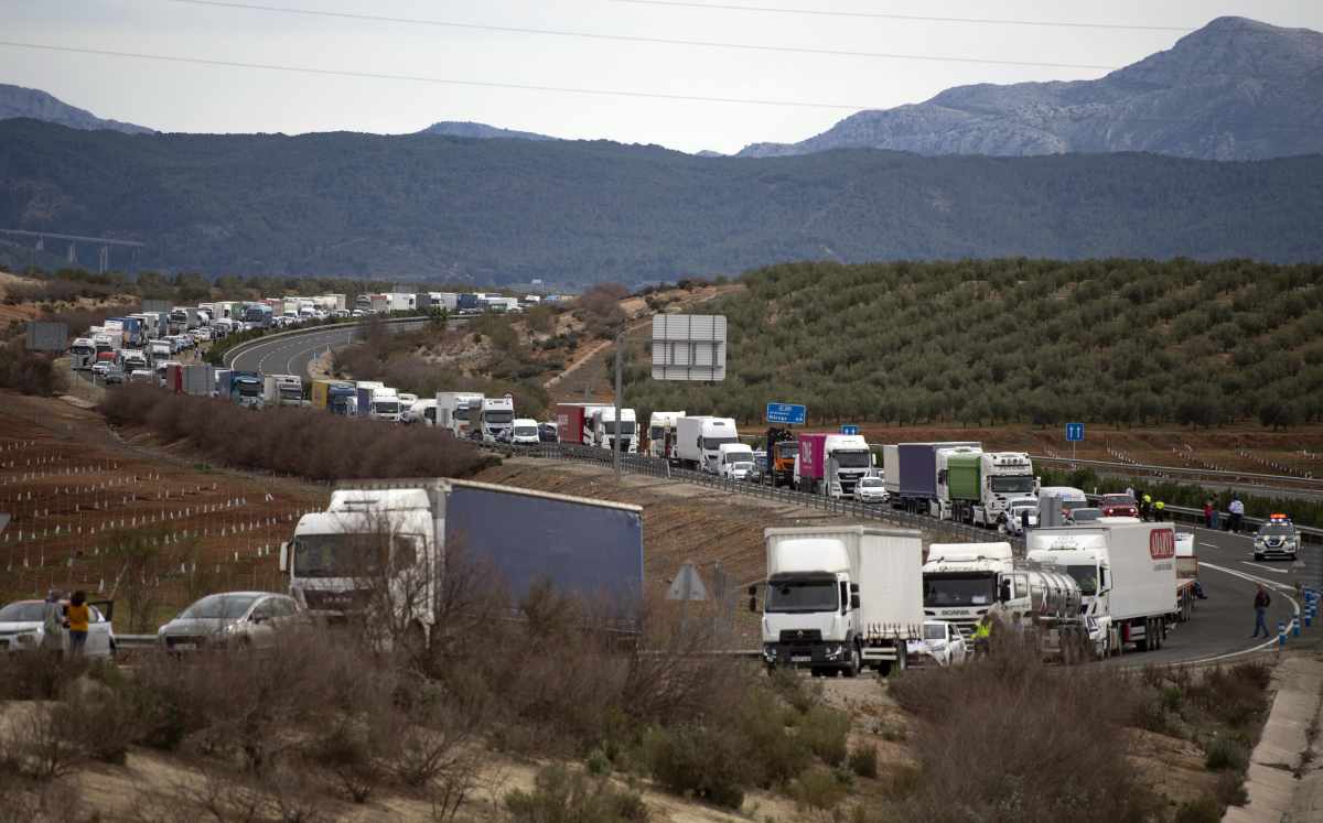 Los agricultores y ganaderos españoles continuaron sus protestas para denunciar las dificultades que padece el sector. Foto: AFP