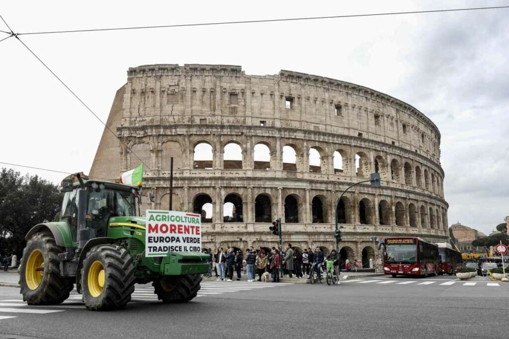 Los agricultores italianos se manifestaron con cuatro tractores frente al Coliseo, uno de los monumentos más emblemáticos de Roma. Foto: AFP