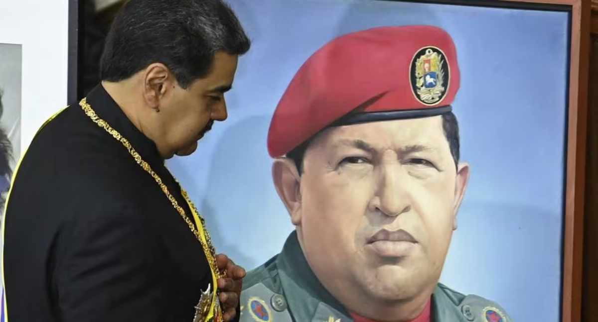 Hugo Chávez, hace 25 años, juró por primera vez como presidente de Venezuela y abrió una era que continuó Nicolás Maduro. Foto: AFP