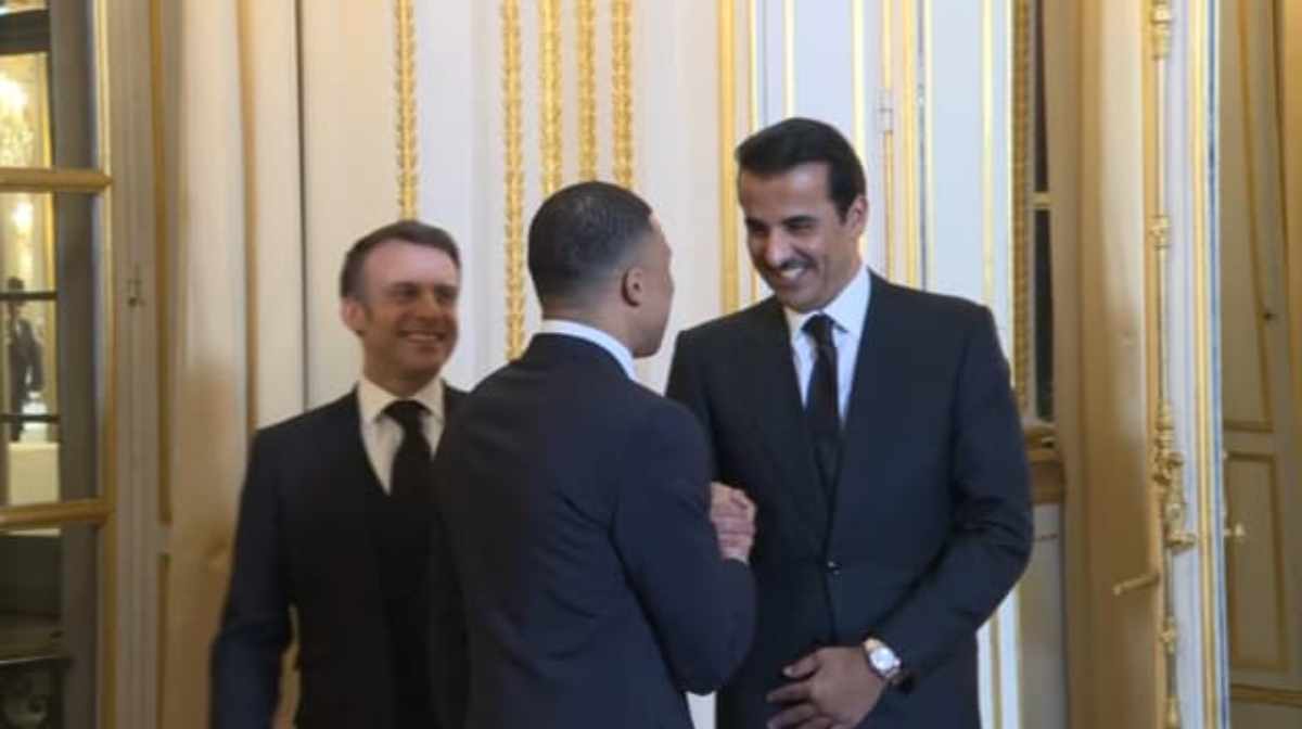 El emir de Catar se reunió en París con el presidente Emmanuel Macron y participó en una cena a la cual acudió el futbolista Kylian Mbappé. Foto: AFP