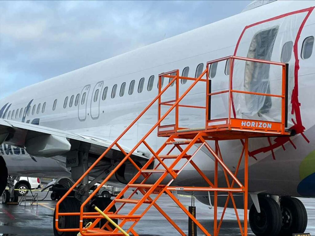Una investigación preliminar del incidente de un Boeing 737 MAX 9 de la aerolínea Alaska Airlines reveló que faltaban tornillos. Foto: AFP