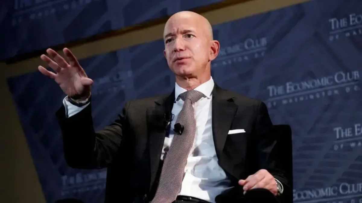 El fundador de Amazon, Jeff Bezos, vendió cerca de 2 mil millones de dólares en acciones del gigante de la distribución en línea. Foto: AFP