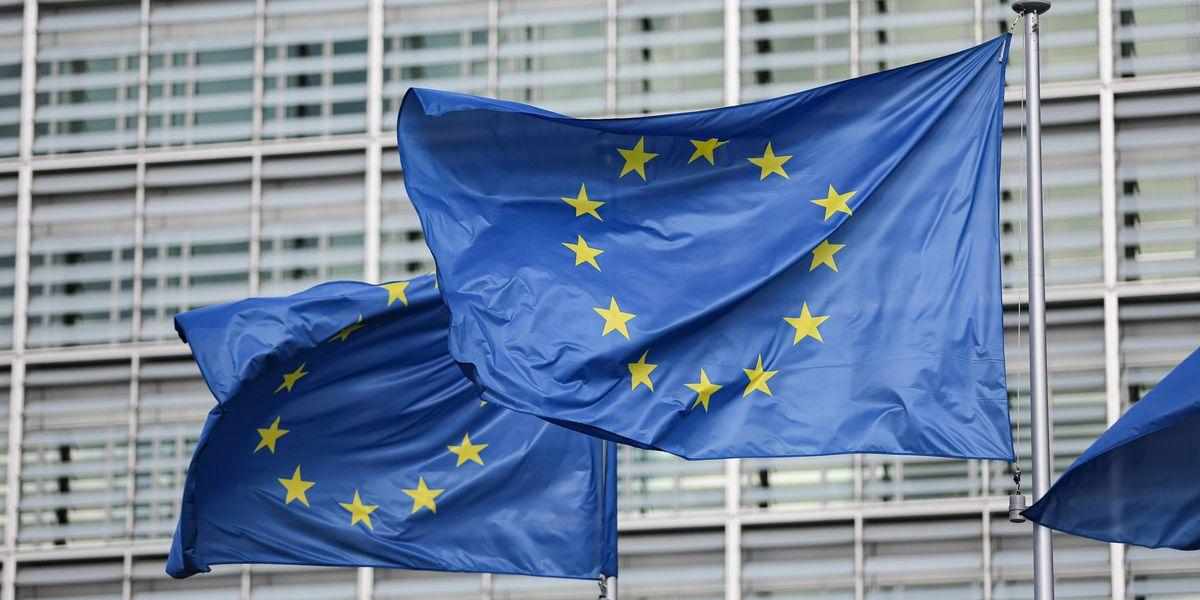 La UE adoptó la reglamentación que exigirá a los bancos en el bloque ofrecer transferencias instantáneas a todos los países de la zona. Foto: AFP