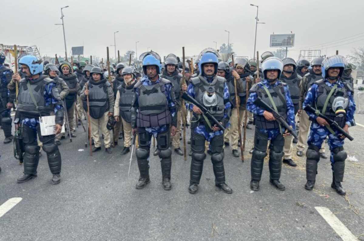 La policía antimotines de India lanzó gas lacrimógeno para impedir que miles de agricultores accedieran a la capital Nueva Delhi. Foto: AFP
