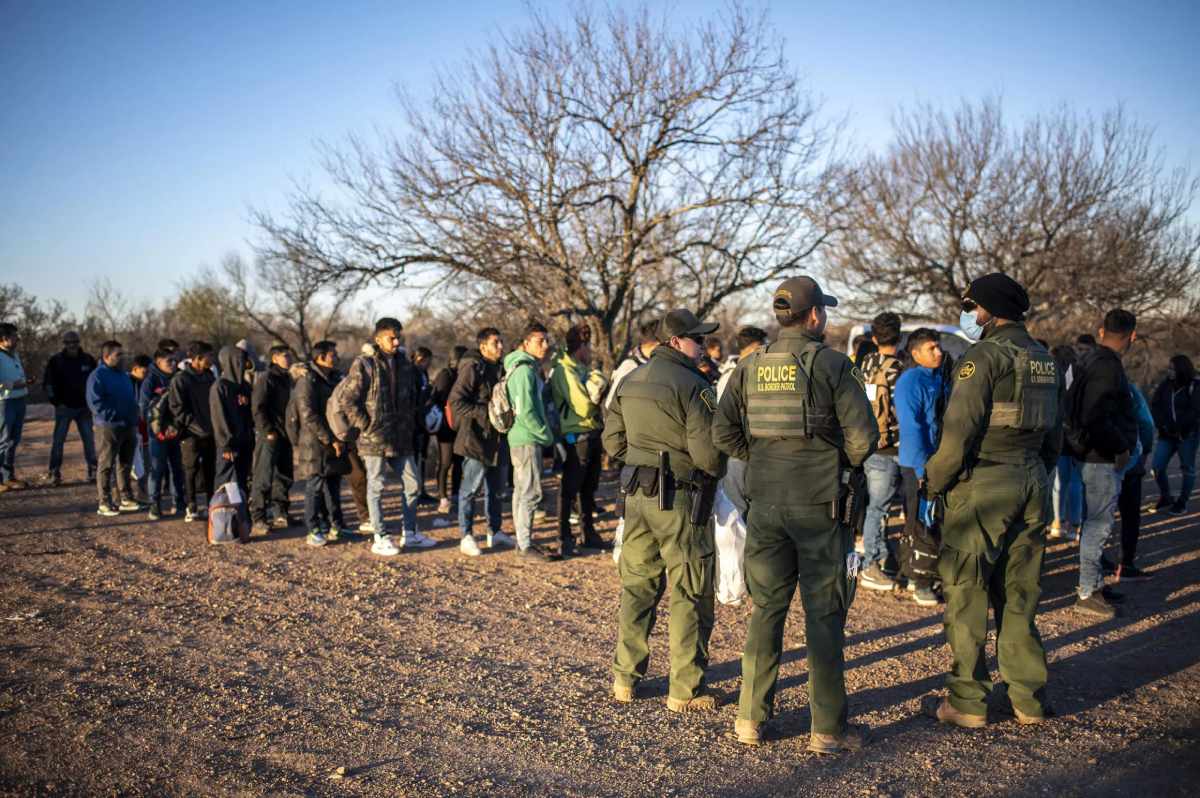 El gobernador de Texas, dijo que, gracias a que militarizó un parque en la frontera los cruces ilegales de migrantes son mínimos. Foto: AFP