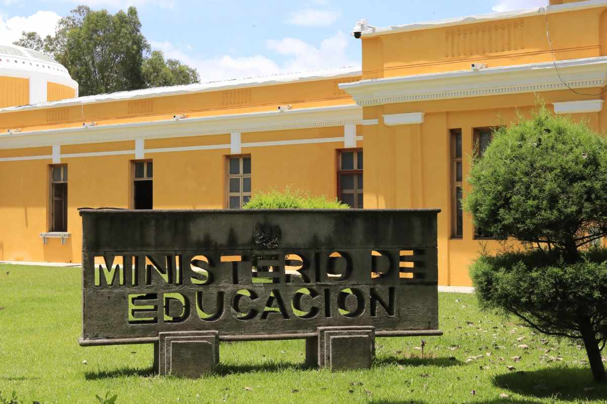En todos los centros educativos del sector oficial, privados y por cooperativa de dichos municipios en el departamento de Sacatepéquez.