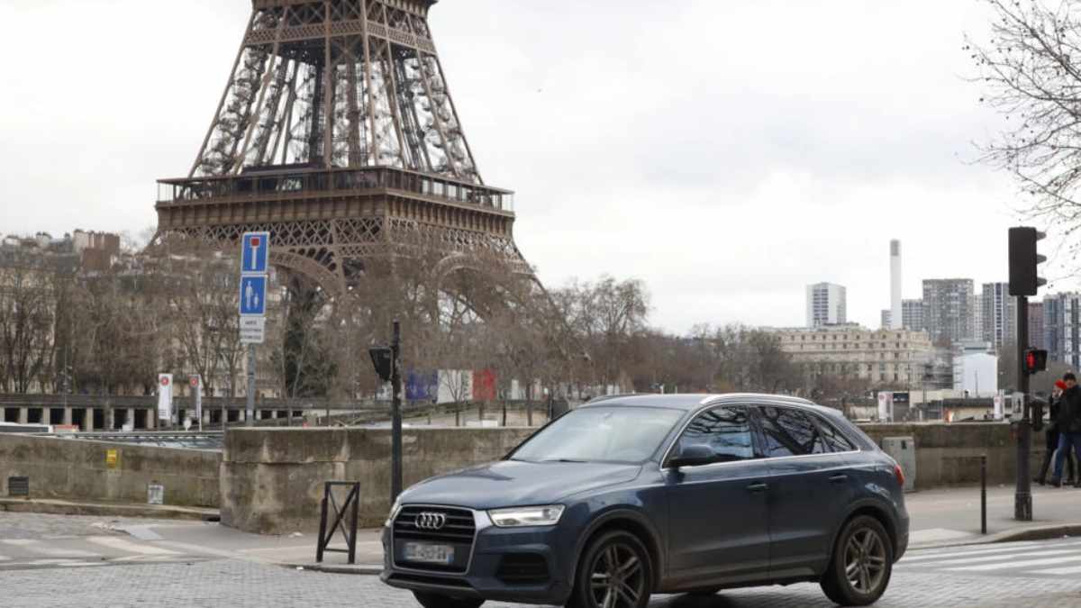 Parquear los todoterrenos urbanos en París podría tener pronto un precio equivalente a su peso si se aprueba la propuesta municipal. Foto: AFP