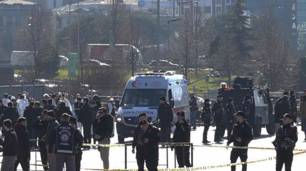 La policía turca mató a dos asaltantes armados que atacaron a los guardias que custodiaban el principal tribunal de Estambul. Foto: AFP
