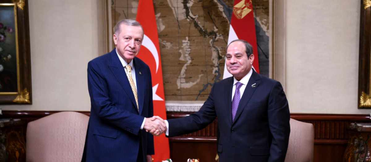 El presidente de Egipto Abdel Fattah Al Sisi recibió en El Cairo al mandatario de Turquía Recep Tayyip Erdogan. Foto: AFP