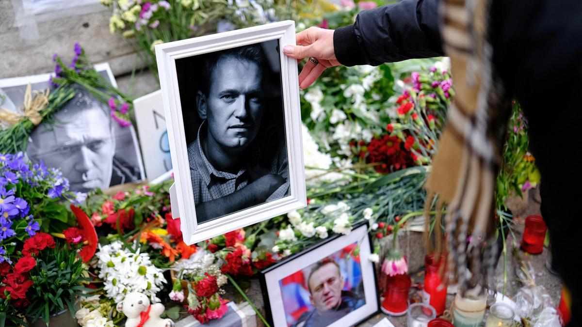 Allegados de Alexéi Navalni, denunciaron que los servicios funerarios rehúsan trasladar el cuerpo hasta la iglesia de Moscú. Foto: AFP