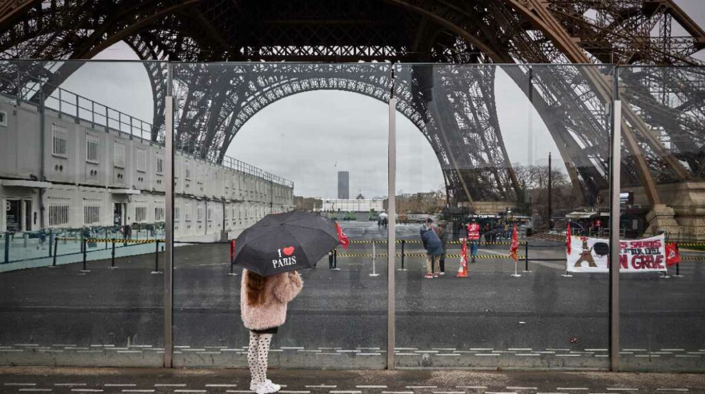 El cierre de la torre Eiffel por una huelga convocada por la gestión del lugar dejó “desolados” a algunos visitantes venidos a Francia. Foto: AFP