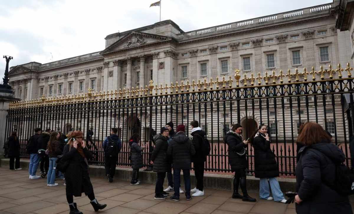 Turistas y británicos, que aún están digiriendo la noticia sobre el diagnóstico de cáncer del rey Carlos III, manifestaron su compasión. Foto: AFP