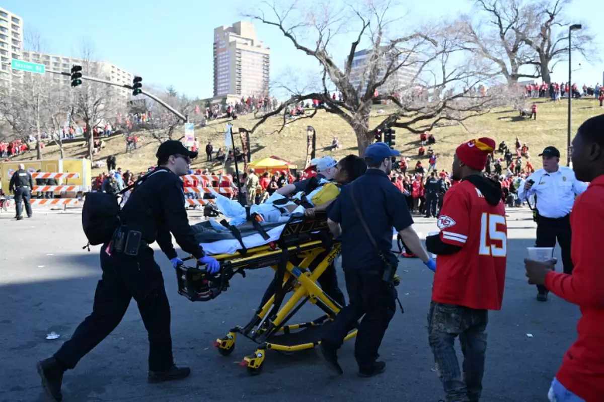 Varias personas resultaron heridas en Kansas City después de que se produjeran disparos en el desfile del Super Bowl. Foto: AFP