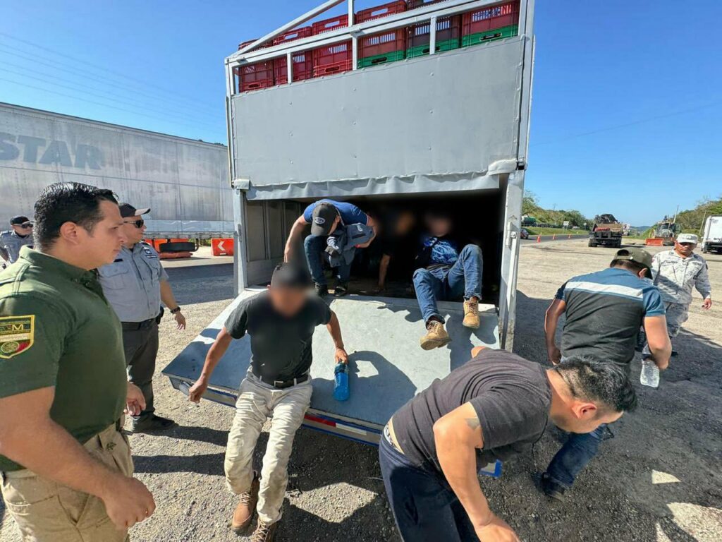 Guatemaltecos hacinados en camionetas en México