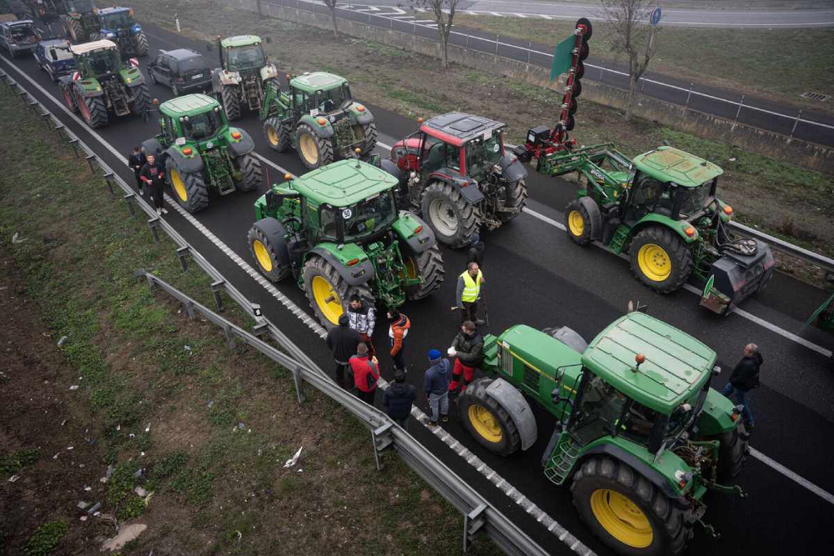 Agricultores franceses y españoles bloquearon el peaje fronterizo de Biriatu, en el suroeste de Francia. Foto: AFP