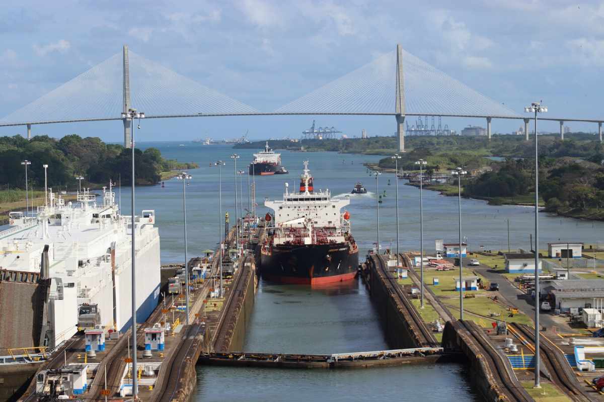 El Canal de Panamá aumentará de 24 a 27 el número de buques que transitan diariamente, gracias a una mejoría del nivel de los lagos. Foto: AFP