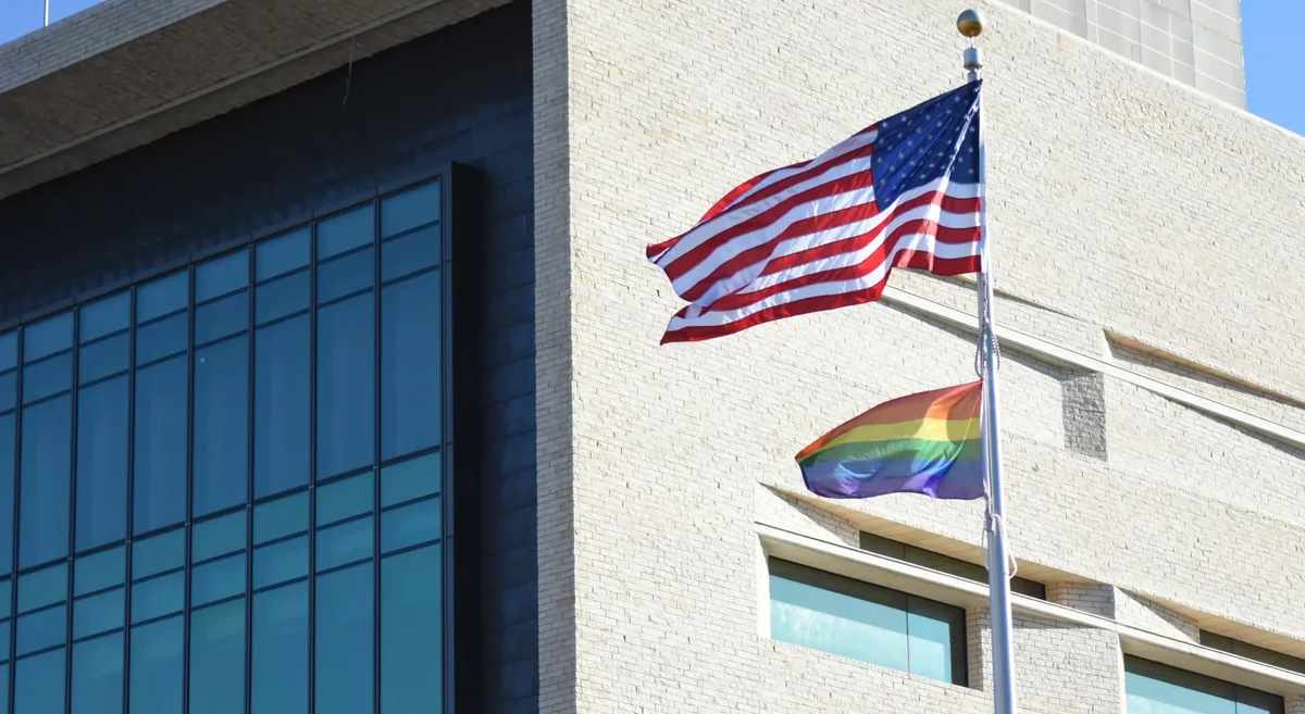 Los legisladores estadounidenses avanzaron hacia la prohibición de ondear la bandera del orgullo en las representaciones diplomáticas del país. Foto: AFP