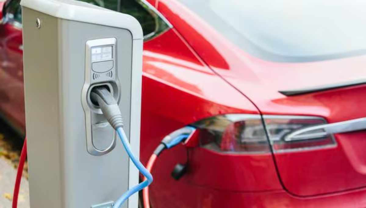 EE.UU. endureció las normas para las emisiones de los automóviles con el objetivo de acelerar la transición hacia los autos eléctricos. Foto: AFP