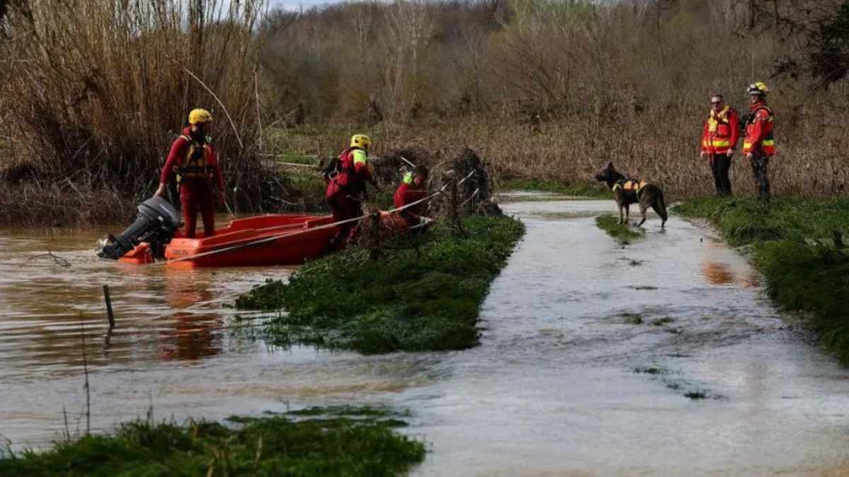 Los equipos de rescate buscaban a tres personas desaparecidas, en el sureste de Francia, donde las fuertes tormentas dejaron ya cinco fallecidos. Foto: AFP