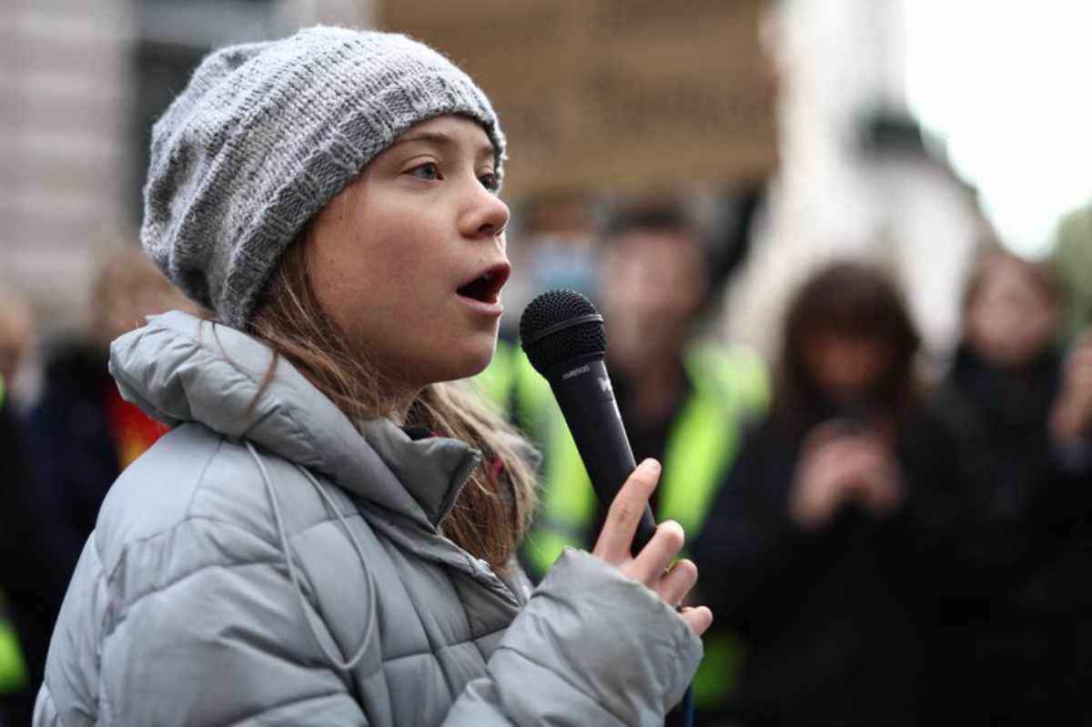 La activista Greta Thunberg estimó que la juventud tuvo que “crecer demasiado rápido” para luchar contra los daños causados al medioambiente. Foto: AFP