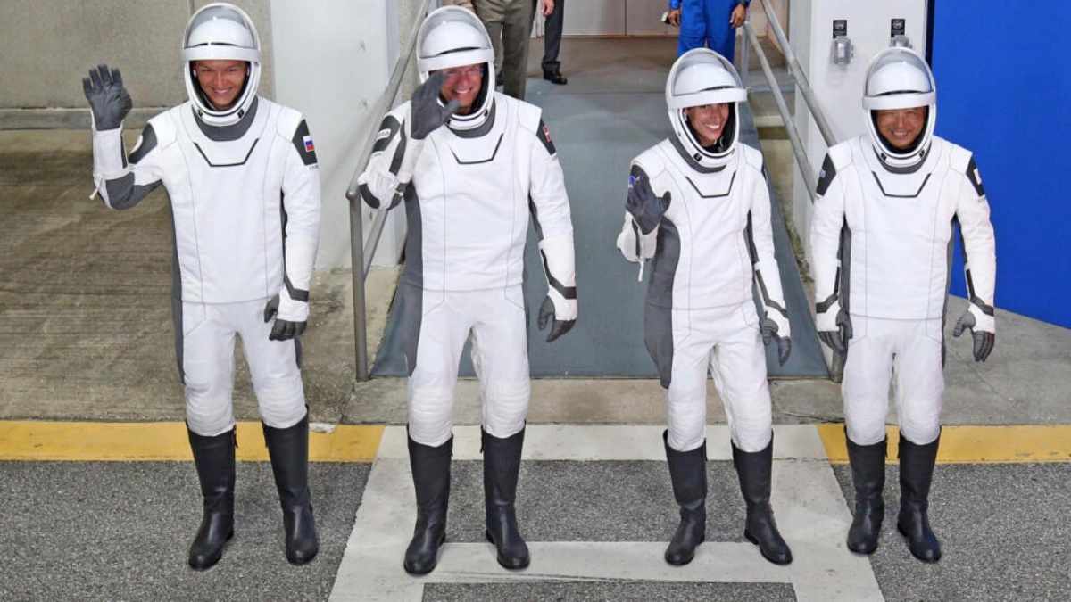 Cuatro astronautas abandonaron la Estación Espacial Internacional e iniciaron su viaje de regreso a la Tierra. Foto: AFP