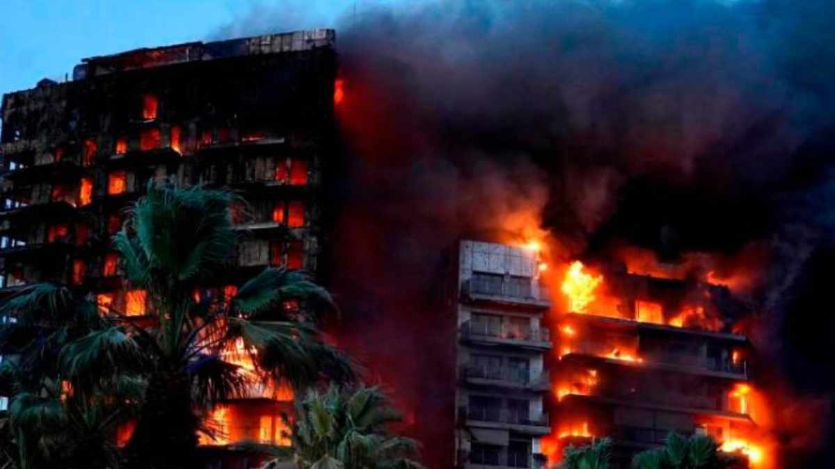El dramático incendio que dejó diez muertos en febrero de 2024, en Valencia, se originó accidentalmente, “probablemente” por un electrodoméstico. Foto: AFP