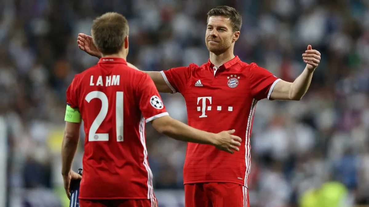 El excapitán del Bayern Múnich y de la selección alemana Philipp Lahm se mostró “expectante” ante la decisión de futuro de su excompañero Xabi Alonso. Foto: AFP