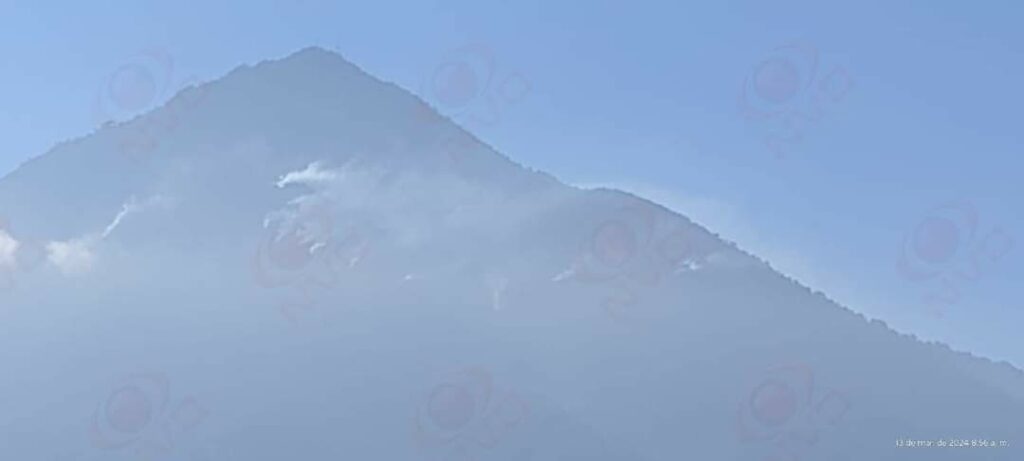 Vista Volcán de Agua en donde hay un incendio forestal