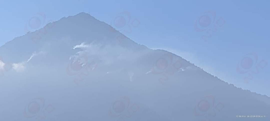 Vista Volcán de Agua en donde hay un incendio forestal