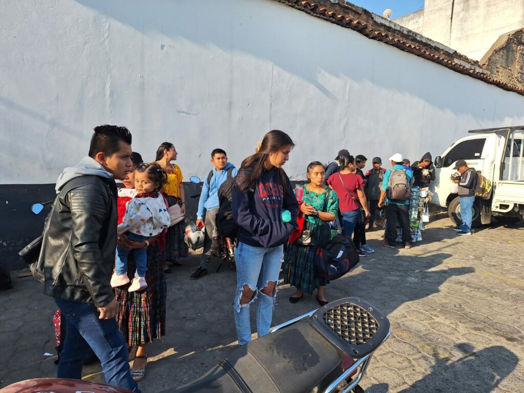 Afluencia de viajeros en terminal de rutas a Cobán, Alta Verapaz